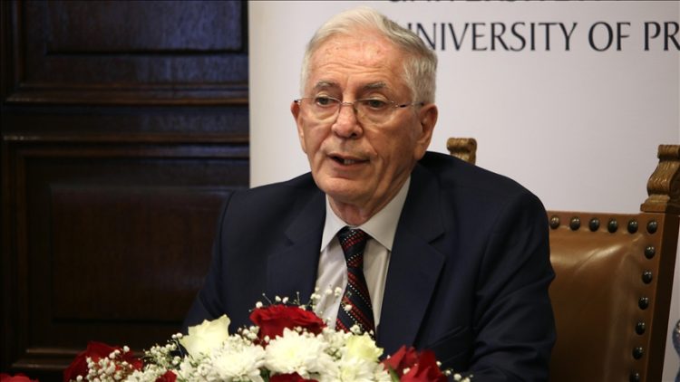 Ish-profesori universitar, Avni Skeja i dhuron afër 5 mijë libra Universitetit të Prishtinës