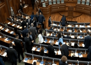 Pas pauzës, deputetët kthehen në seancë, vazhdon seanca konstituive e Kuvendit