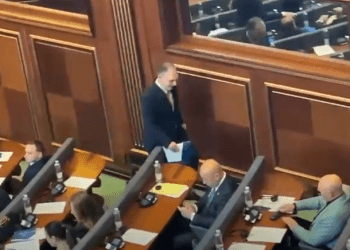 Fatmir Limaj futet në sallën e Kuvendit, s’ia hedh sytë Haradinajt