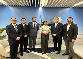 Diskutohet mundësia e fluturimit direkt Prishtinë-Nju Jork