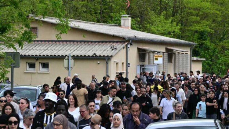 V*rasja b*rutale në xhami, Macron: U*rrejtja fetare s’ka vend në Francë