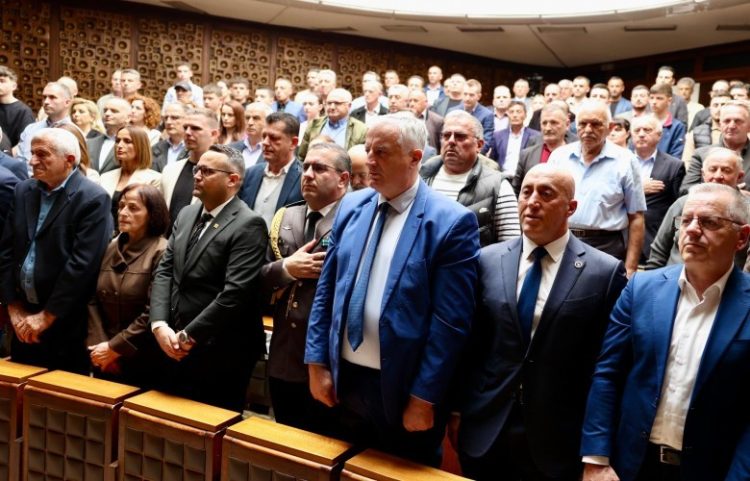 Haradinaj nderon heronjtë Sali Çekaj dhe Shefqet Mustafaj
