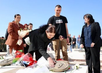 Në përvjetorin e vëllait Shkëlzen me bashkëluftëtarë, Haradinaj: Turpëruan arm*ikun në shumë beteja