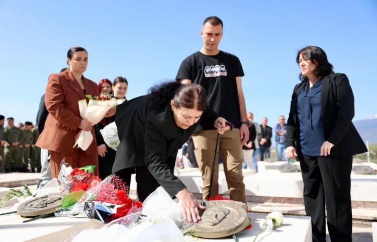 Në përvjetorin e vëllait Shkëlzen me bashkëluftëtarë, Haradinaj: Turpëruan arm*ikun në shumë beteja