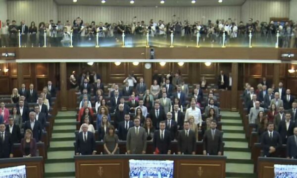 Nis vazhdimi i seancës konstituive, një minutë heshtje për Papa Françeskun