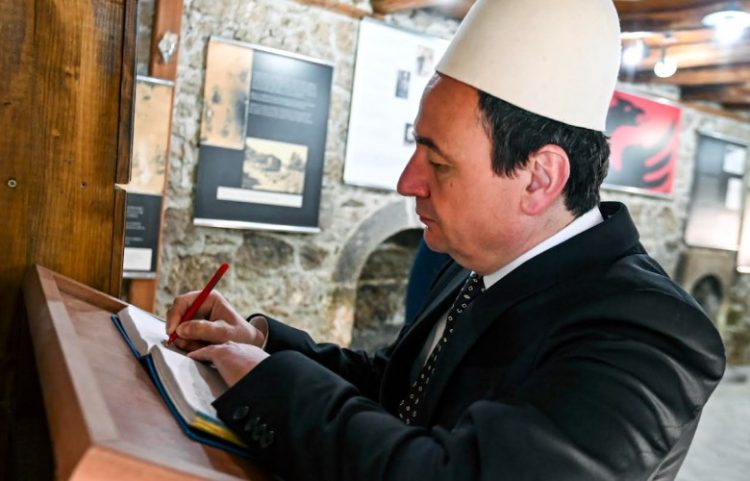 Kurti: Në Kullat e Isa Boletinit u mësua dhe u mbrojt historia
