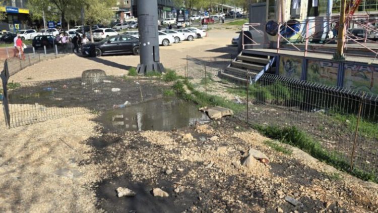 Qytetarët ankohen për kanalizimin në rrugën B, reagon Komuna e Prishtinës