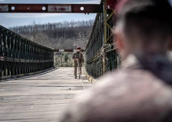 Ushtarët italianë të KFOR-it inspektojnë urat në Pejë, Klinë e Gjakovë