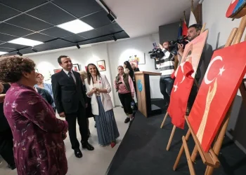 Kurti viziton ekspozitën “Orkidea” në Prizren në Ditën e Turqve të Kosovës
