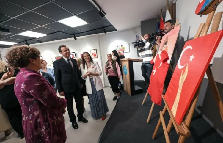 Kurti viziton ekspozitën “Orkidea” në Prizren në Ditën e Turqve të Kosovës