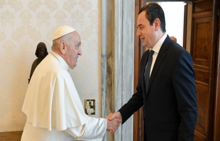 Kurti: Trashëgimia e përulësisë e dashurisë së Papa Françeskut do jetojë përgjithmonë