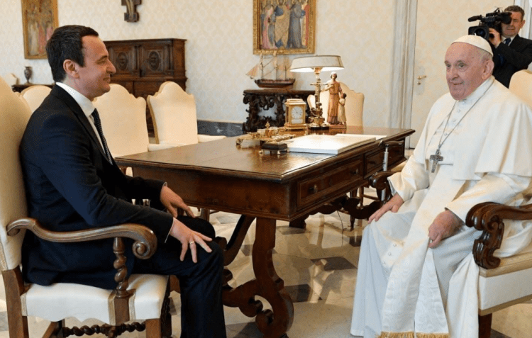 Kurti: Takimi me Papën, një nga momentet më domethënëse për mua si kryeministër, pyeste për Kosovën, rininë e fëmijët