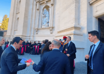 Presidentja Osmani dhe Kryeministri  Kurti arrijnë në Vatikan për të marrë pjesë në varrimin e Papa Franceskut