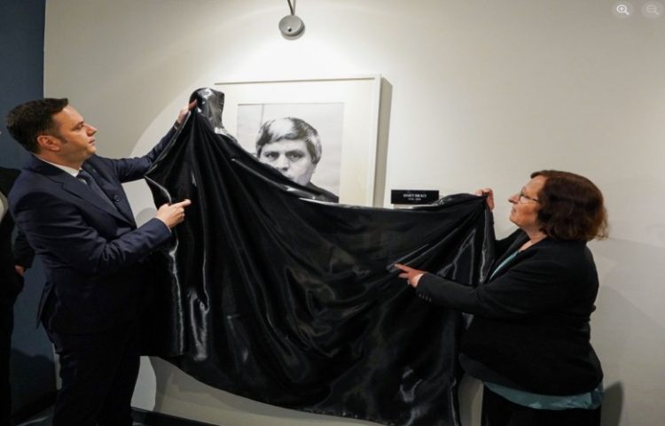 Në LDK zbulohet pllaka përkujtimore e Ismet Rracit