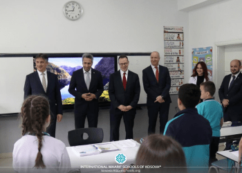 Ambasadori Güldere feston Ditën e Sovranitetit Kombëtar me nxënësit e Shkollave Maarif në Kosovë