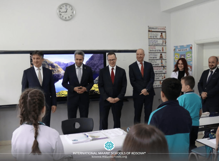 Ambasadori Güldere feston Ditën e Sovranitetit Kombëtar me nxënësit e Shkollave Maarif në Kosovë