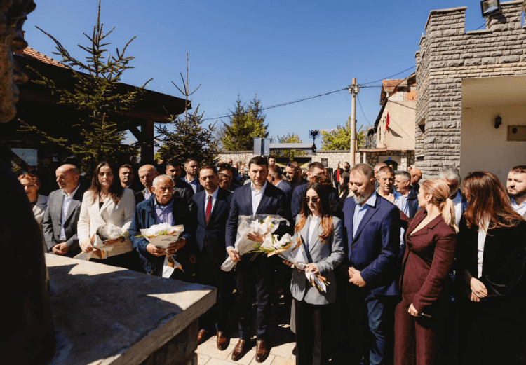 Krasniqi përkujton Ilaz Kodrën: Ndër të parët që i dha jetë UÇK’së, ai qëndron në themelet e lirisë sonë