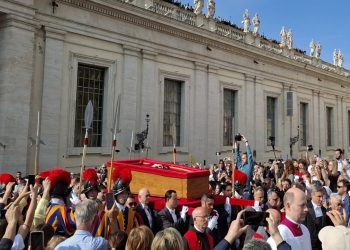 Sot i jepet lamtumira e fundit Papës Françesku
