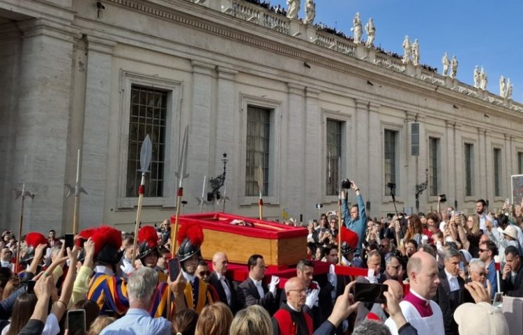 Sot i jepet lamtumira e fundit Papës Françesku