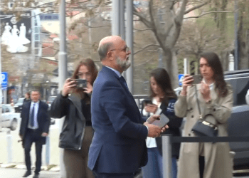 Arrijnë në Kuvend ambasadori gjerman dhe ai shqiptar, Jorn Rohde e Petrit Malaj