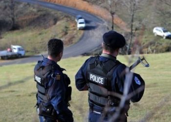 Vidhen tabelat sinjalizuese në tri zona kufitare