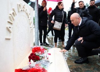 Haradinaj kujton bashkëluftëtarët nga Sllupi, Hereqi dhe Dujaka