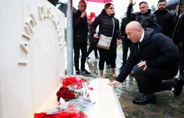 Haradinaj kujton bashkëluftëtarët nga Sllupi, Hereqi dhe Dujaka