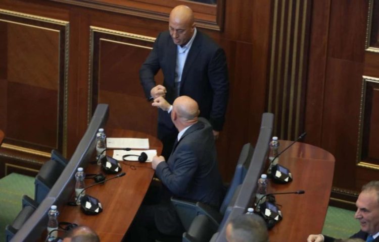 Pranoi në grup Adem Hoxhën, Ramush Haradinajt i vjen reagimi i ashpër: Turp kur…