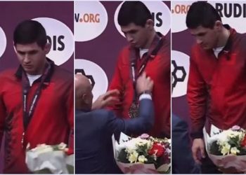 E paprecedentë, Zv.Presidenti i Federatës Botërore të Mundjes ushtron forcë dhe quan tradhtar, Valievin teksa i jep medaljen (Video)