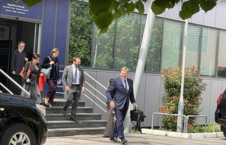 Emisari Sorensen përfundon takimin me Bislimin, niset për në Beograd