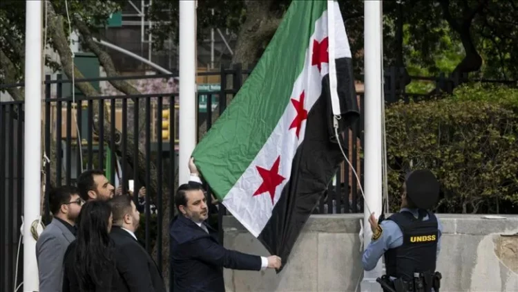 Flamuri i ri sirian ngrihet në selinë e OKB-së në New York