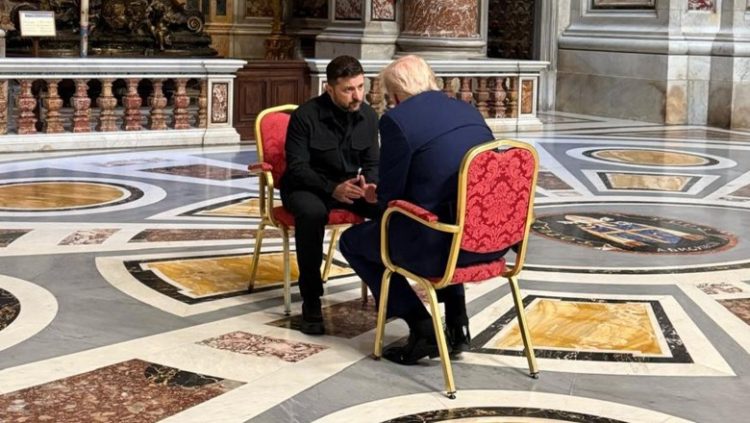 Trump dhe Zelenskyy zhvillojnë takimin surprizë përpara funeralit të Papa Françeskut