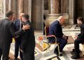‘S’duhet të jesh këtu fare, ulu dhe qetësohu pak’, çfarë ndodhi mes Trump dhe Macron në Bazilikën e Shën Pjetrit