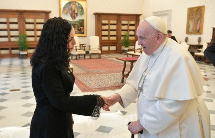 Presidentja Osmani merr pjesë në va*rrimin e Papës
