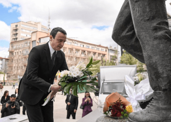 Në Ditën e Dëshmorëve të Prishtinës, Kryeministri Kurti bëri homazhe te shtatorja e Zahir Pajazitit dhe në Velani