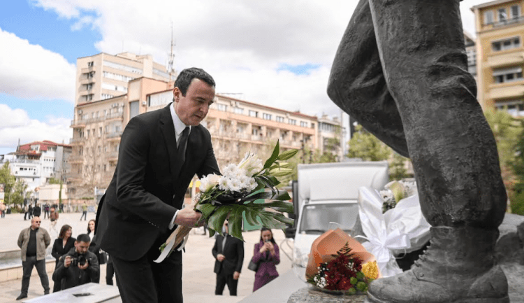 Në Ditën e Dëshmorëve të Prishtinës, Kryeministri Kurti bëri homazhe te shtatorja e Zahir Pajazitit dhe në Velani