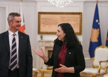 Ambasadori britanik i shqetësuar për kër*cënimet ndaj Vjosa Osmanit: Dhu*na gjinore s’ka vend në shoqëri