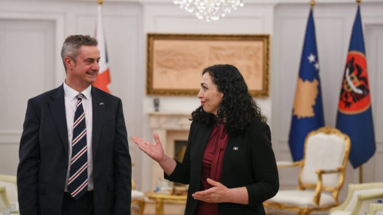 Ambasadori britanik i shqetësuar për kër*cënimet ndaj Vjosa Osmanit: Dhu*na gjinore s’ka vend në shoqëri