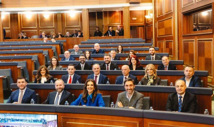 “Komandant Petriti” – Deputeti i PDK-së Elmi Reçica ngritet në këmbë për t’i përshëndetur deputetët e Listes Serbe (VIDEO)