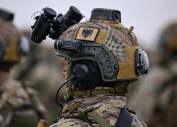 Qeveria e Shqipërisë rikthen në shërbimin aktiv ushtarakët në rezervë