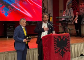 Përparim Rama ia dorëzon Çelësin e Prishtinës Ekrem Bardhës, biznesmen dhe veprimtar shqiptaro – amerikan