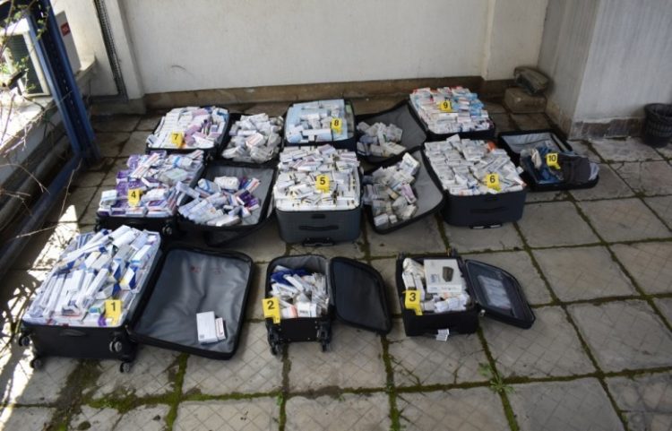 Arrestohen pesë të dyshuar për kontrabandë me barna