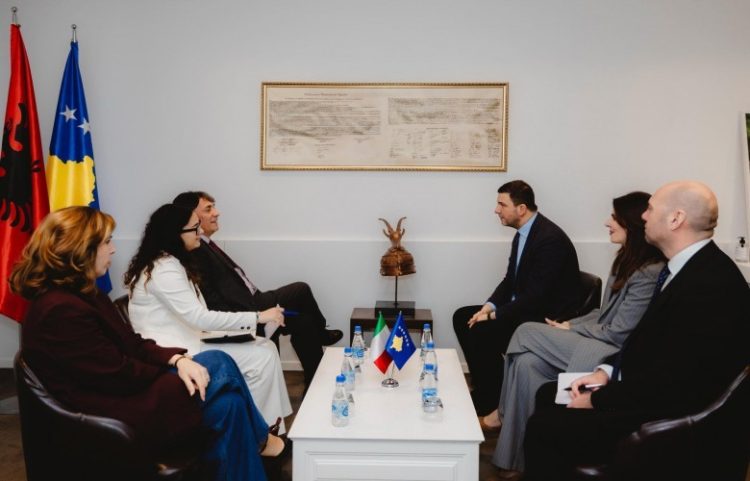 Krasniqi takon Ambasadorin e Italisë, diskutojnë për situatën politike