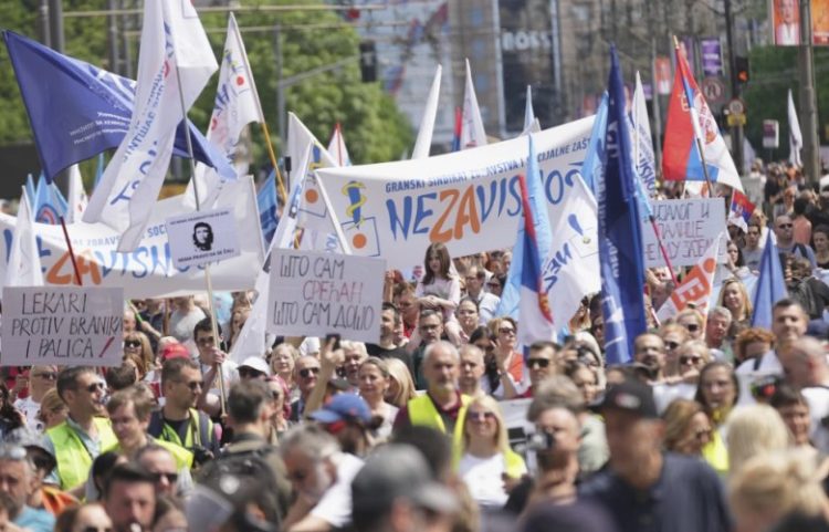 Arrest shtëpiak për 3 nga 6 aktivistët e burgosur në Novi Sad