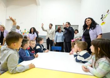 Kurti vizitoi çerdhen publike “Filizat” në Dardanë
