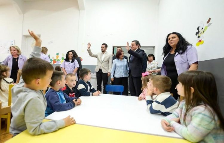 Kurti vizitoi çerdhen publike “Filizat” në Dardanë