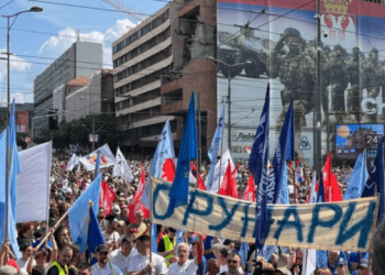 Studentë e sindikalistë demonstrojnë në Serbi