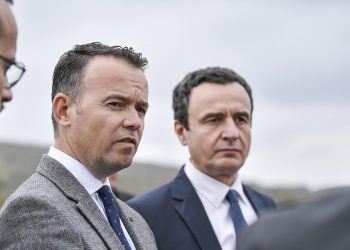 Kurti i del në mbrojtje ministrit Peci, e quan ministrin më të suksesshëm të Qeverisë