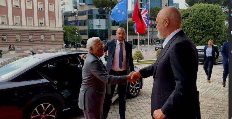 Costa shkon në Shqipëri, pritet nga Rama