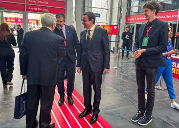 Kurti mori pjesë në konferencën IMPACT 2025, takohet edhe me John Kerryn